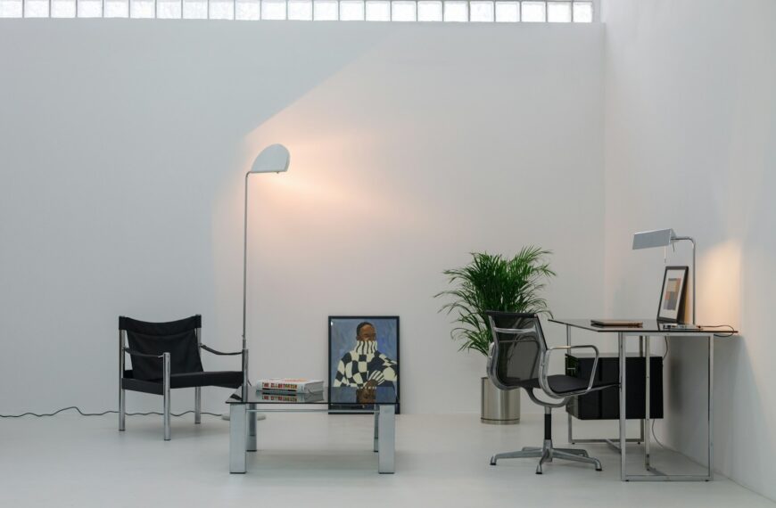 A room with a desk, chairs, and a lamp