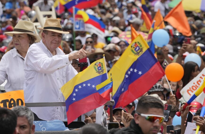 Edmundo González y María Corina copan Barinas, Venezuela.