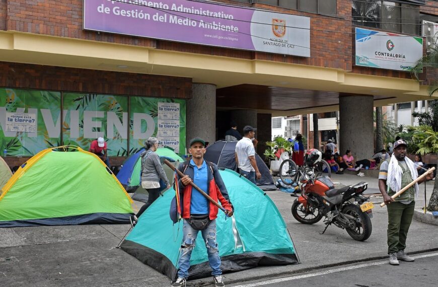 El barrio Versalles de Cali amaneció invadido por la Minga indigena. ¿Y la autoridad municipal?