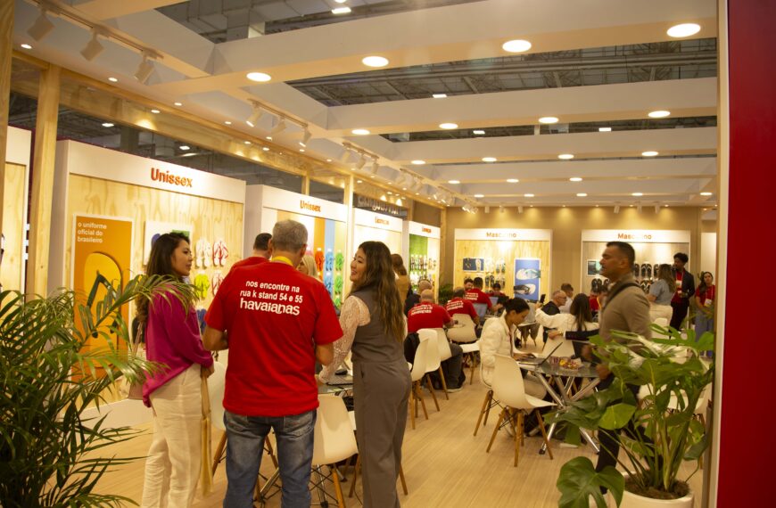 Colombianos buscan calzado en la feria más grande de Brasil.