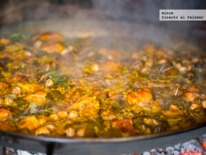PAELLA VALENCIANA EN PLENO HERVOR (Foto de directoalpaladar.com)