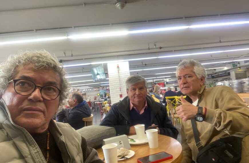 El feliz encuentro mensual de tres periodistas enamorados de la misma mujer
