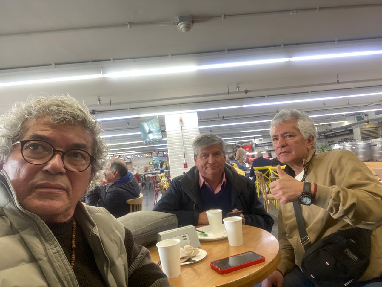 El feliz encuentro mensual de tres periodistas enamorados de la misma mujer