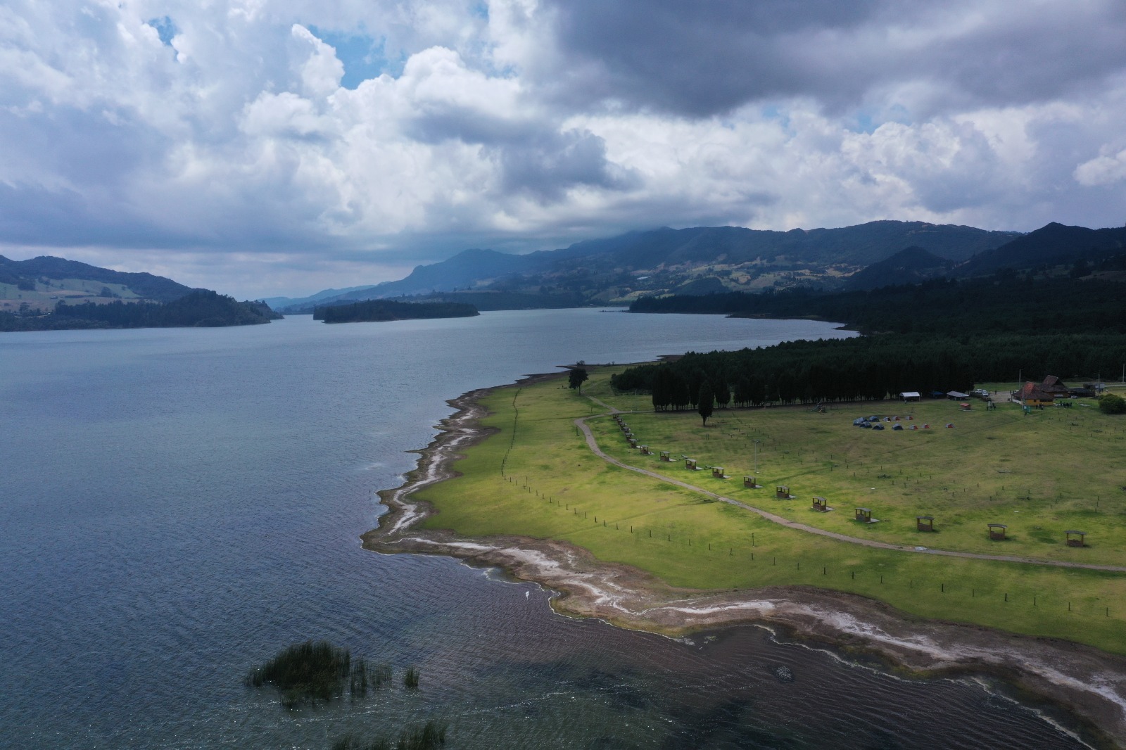 &iquest;Qu&eacute; pasa cuando un embalse supera el 100% de su nivel?