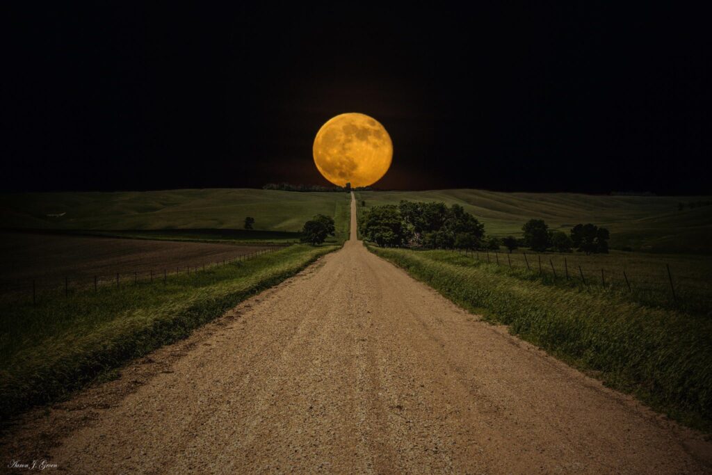 camino en medio de la luna