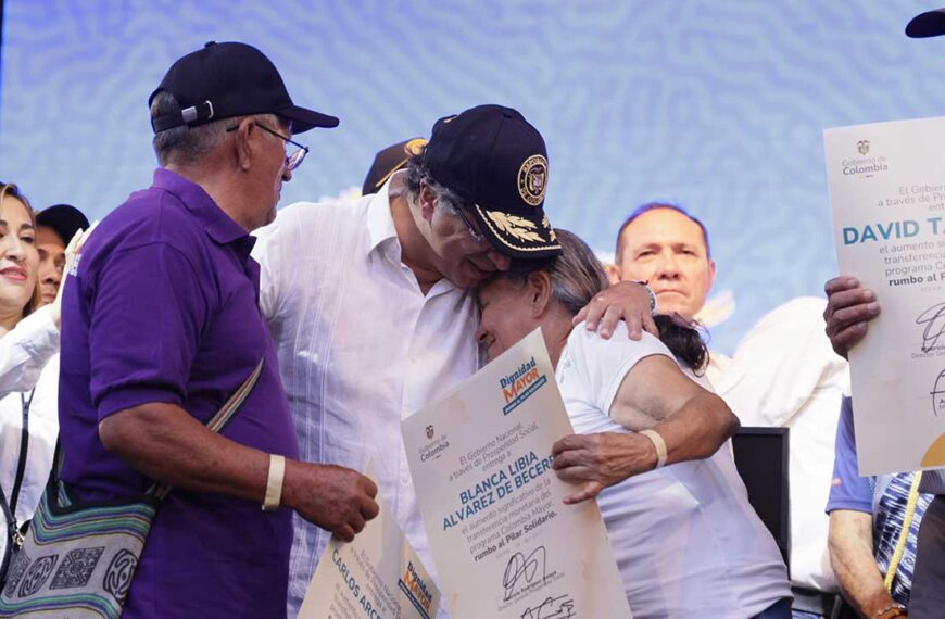 Presidente exige a los fondos de pensiones invertir dentro del país el ahorro que administran de los…
