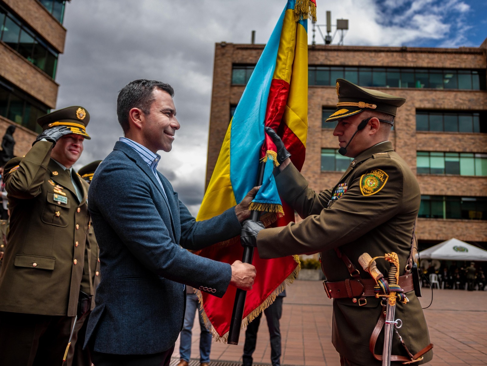 Gobernador Jorge Rey da la bienvenida al coronel Mauricio Herrera, nuevo comandante de la polic&iacute;a de Cundinamarca.