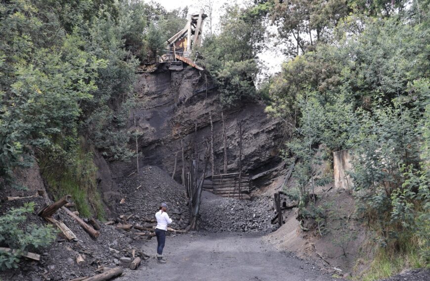 Autoridades suspenden mina ilegal de carb&oacute;n que invad&iacute;a ronda h&iacute;drica en Cucunub&aacute;, Cundinamarca