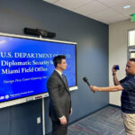 La oficina local del Servicio de Seguridad Diplomática en Miami informa a los periodistas sobre las medidas contra la delincuencia transnacional en el Hemisferio Occidental