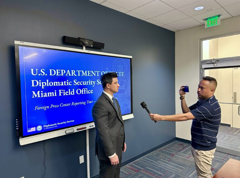 La oficina local del Servicio de Seguridad Diplomática en Miami informa a los periodistas sobre las medidas…