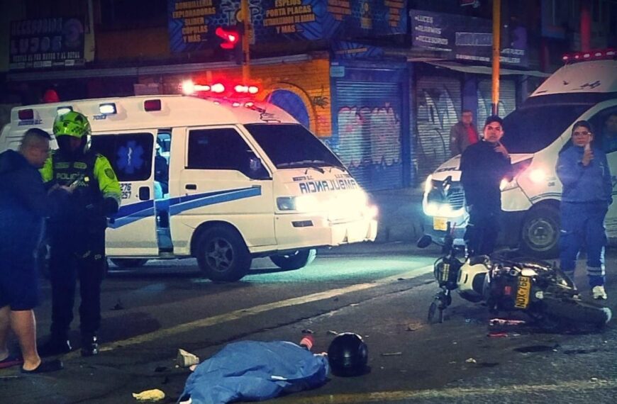 Dos mujeres en motos, se estrellan, con saldo fatal.