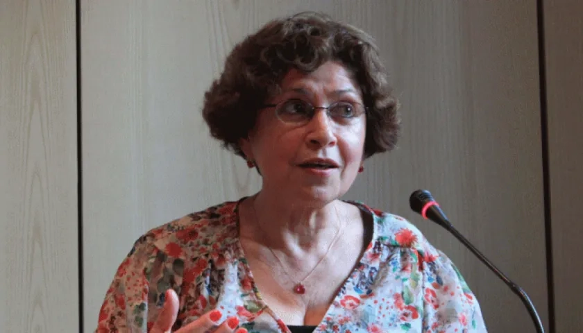 La escritora colombo-francesa Luisa Ballesteros Rosas durante un diálogo sobre literatura y poesía.