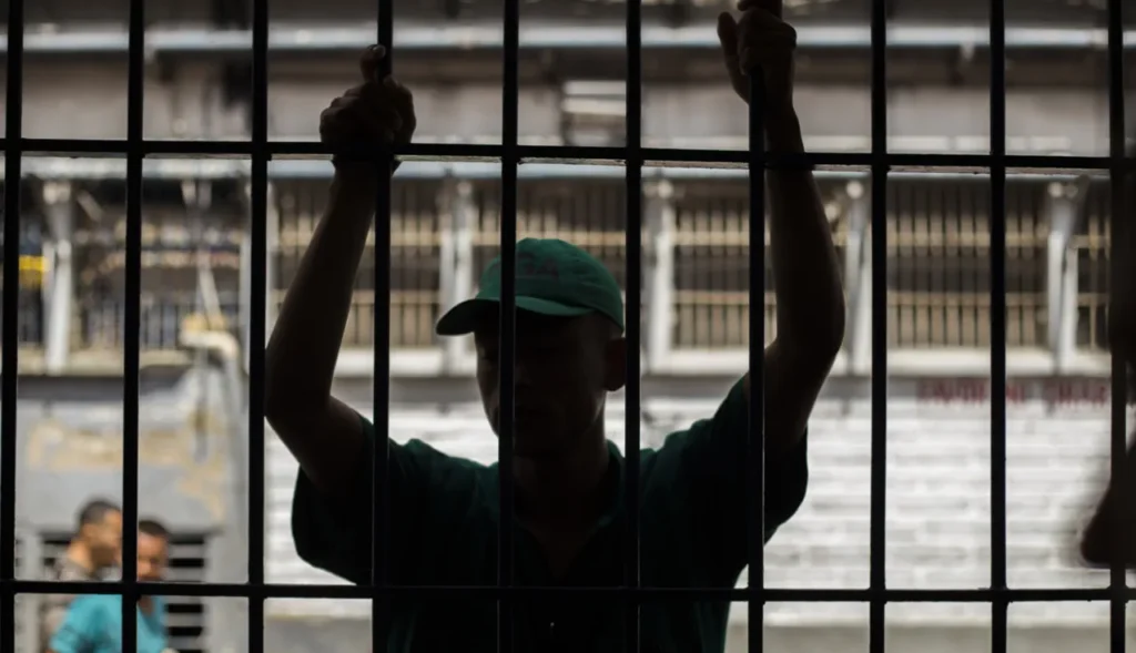 Centro penitenciario en Colombia con problemas de hacinamiento y condiciones humanitarias críticas.