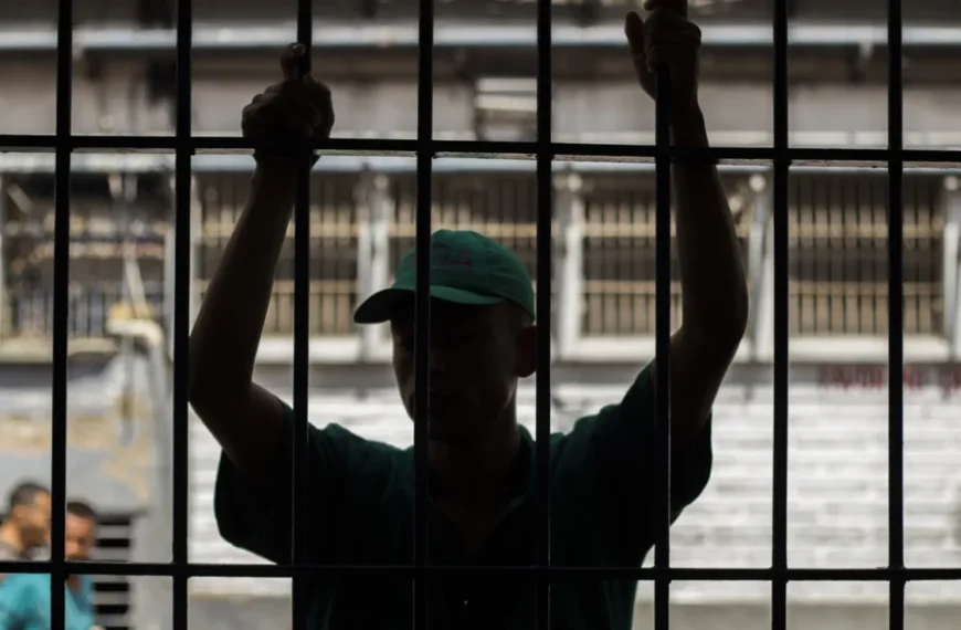 Centro penitenciario en Colombia con problemas de hacinamiento y condiciones humanitarias críticas.