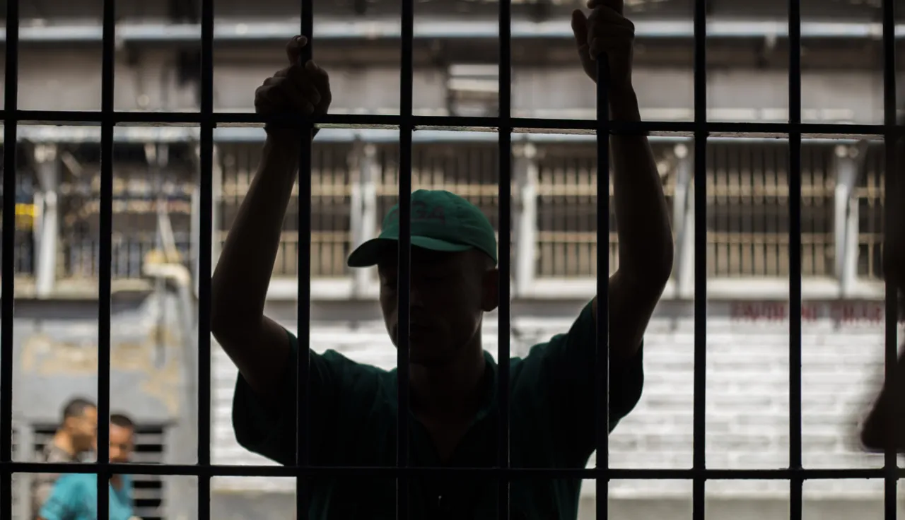 Centro penitenciario en Colombia con problemas de hacinamiento y condiciones humanitarias críticas.
