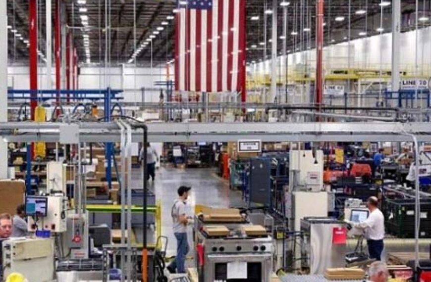 Fábrica de producción manufacturera en Estados Unidos con tecnología industrial avanzada.