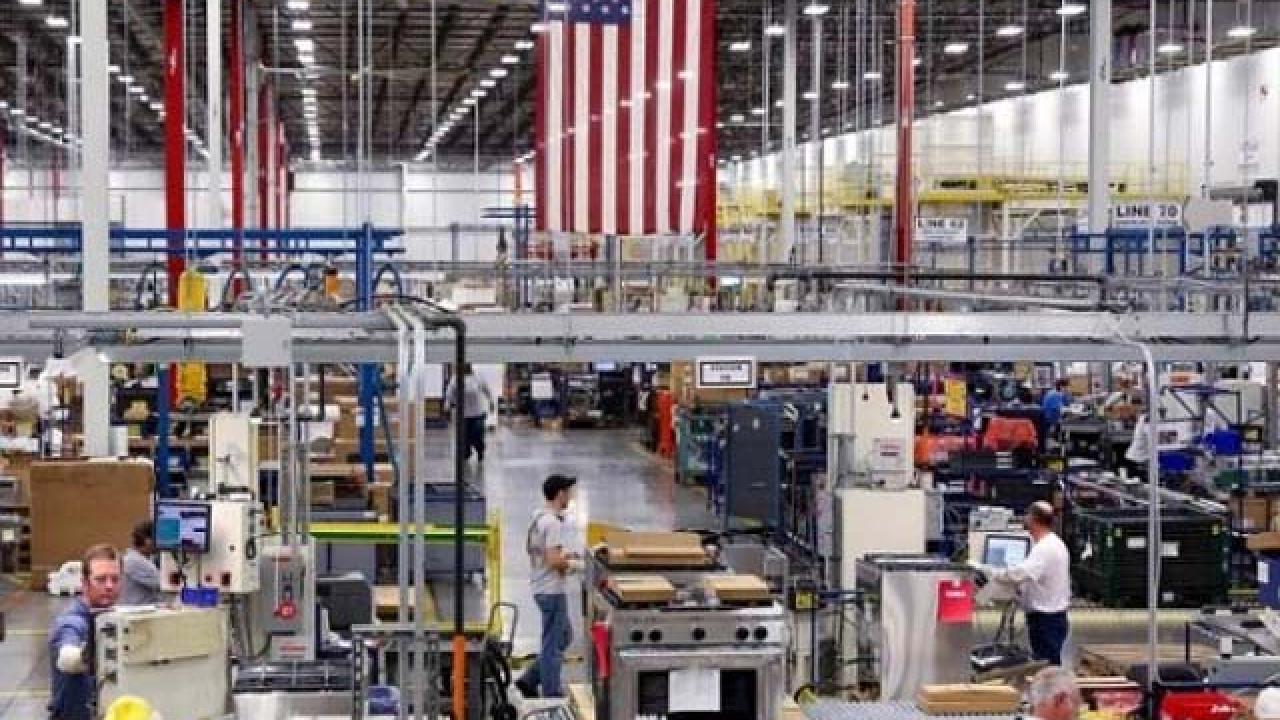 Fábrica de producción manufacturera en Estados Unidos con tecnología industrial avanzada.