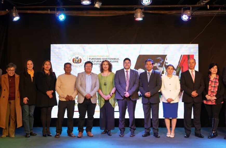 Autoridades y representantes del sector turístico durante el lanzamiento del Plan Maestro de Turismo 2026–2035 en Bolivia.