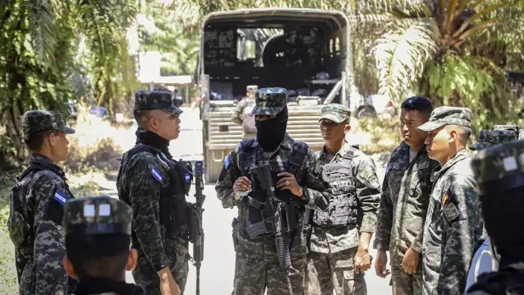 ALT: Operativo de seguridad internacional contra líderes de la organización criminal MS-13 buscados por autoridades de Estados Unidos.