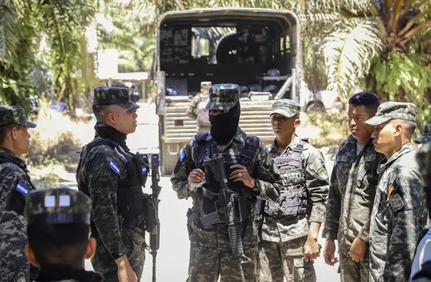 ALT: Operativo de seguridad internacional contra líderes de la organización criminal MS-13 buscados por autoridades de Estados Unidos.