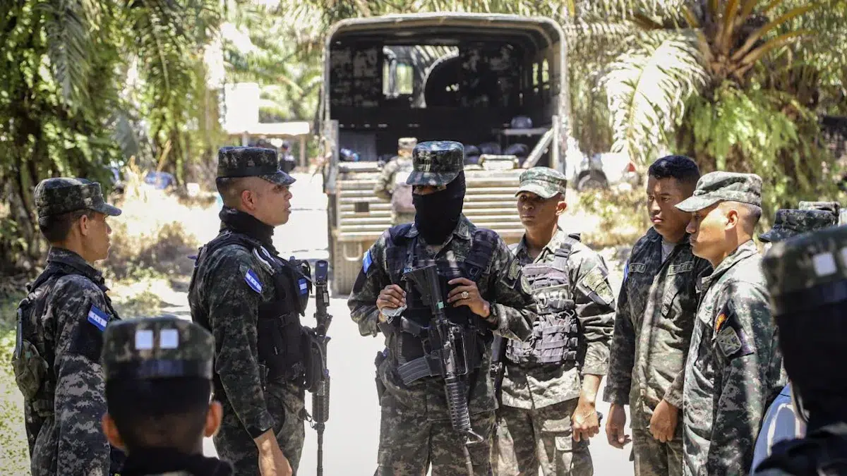 ALT: Operativo de seguridad internacional contra líderes de la organización criminal MS-13 buscados por autoridades de Estados Unidos.