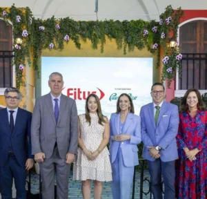 Representación turística de Puerto Rico durante la presentación de su participación como País Socio de FITUR 2027 en Madrid.