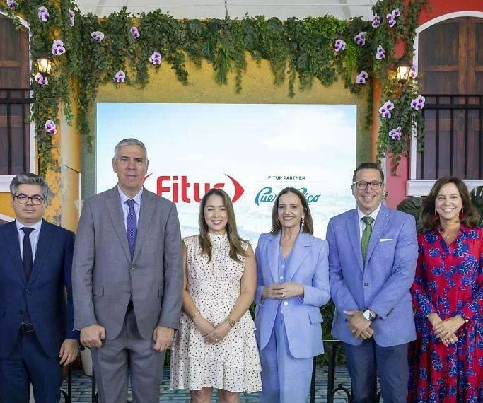Representación turística de Puerto Rico durante la presentación de su participación como País Socio de FITUR 2027 en Madrid.