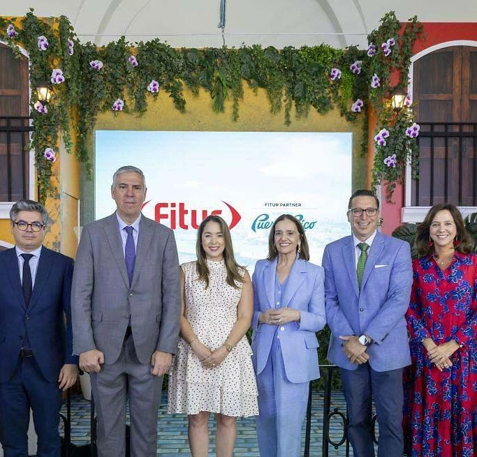 Representación turística de Puerto Rico durante la presentación de su participación como País Socio de FITUR 2027 en Madrid.