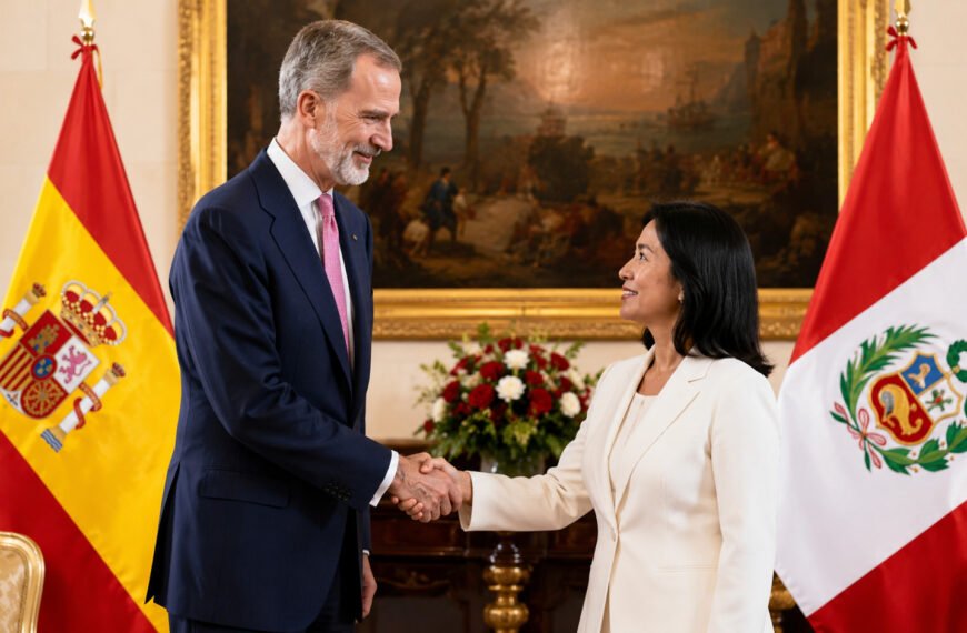 El rey Felipe VI y la presidenta peruana Keiko Fujimori durante un encuentro para fortalecer la relación bilateral entre España y Perú.