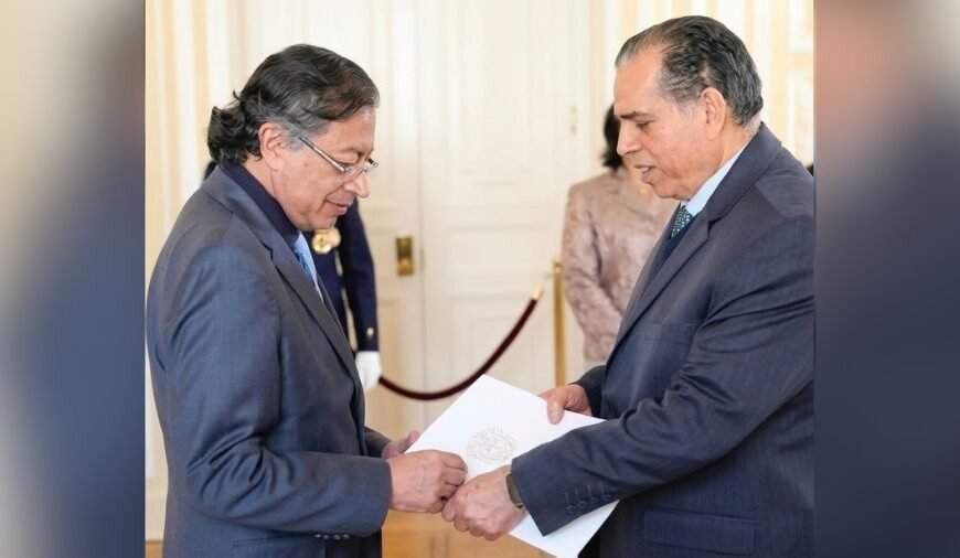 El embajador Ramón Orlando Maniglia durante la ceremonia de entrega de cartas credenciales ante la Presidencia de la República de Colombia, acto que oficializa el inicio de su misión diplomática en Bogotá.