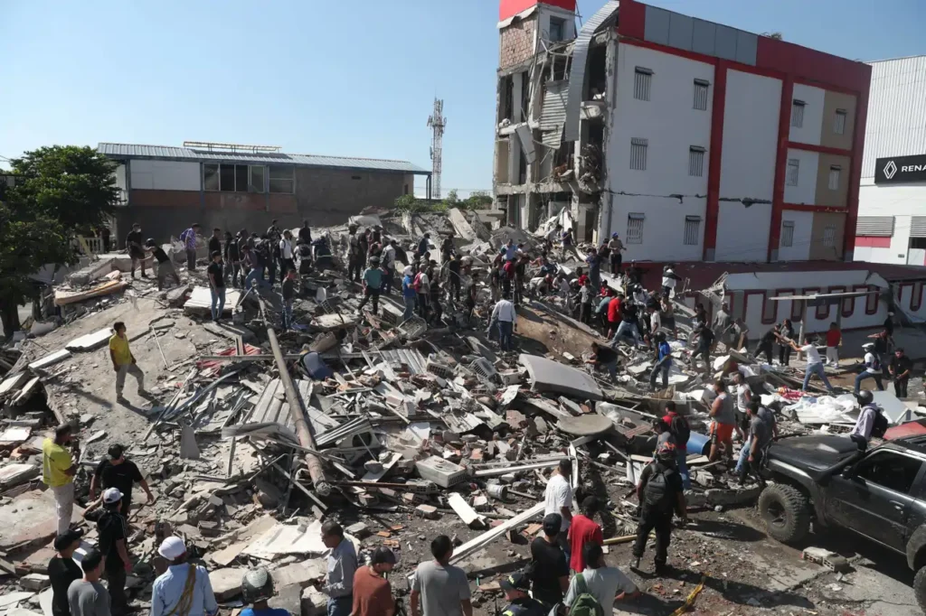 vecinos-y-equipos-de-rescate-registran-los-escombros-de-un-edificio-derrumbado-tras-el-terremoto-que-sacudio-cali-colombia-el-lunes-10-de-agosto-de-2026_b3cedcac_e683c_260810200009_1280x853
