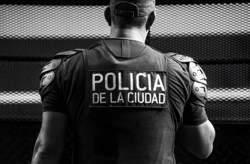 Black and white image of a Buenos Aires city police officer in uniform, reflecting urban security.