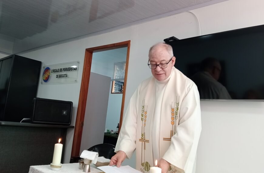 El padre Luis Fernando Múnera Congote, S.J. impartió bendición al CPB y su nuevo recinto